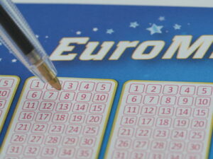 tiket euromillions ditutup dengan pena