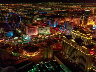 las vegas strip skyline at night multiple casinos